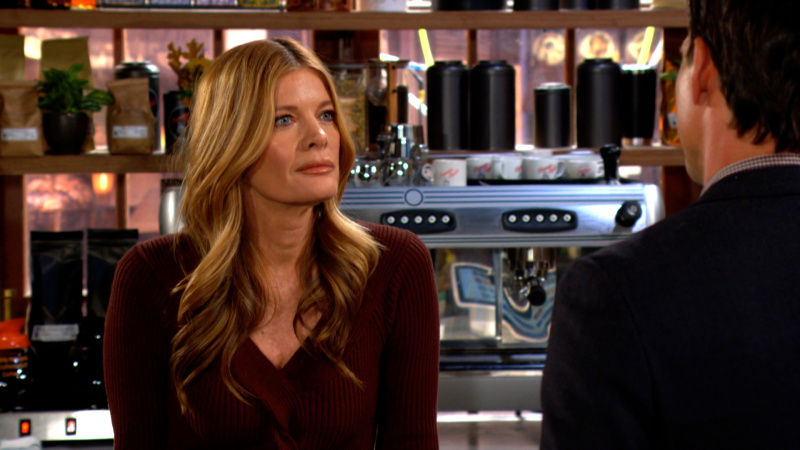   Michelle Stafford ขณะที่ Phyllis พูดคุยกับใครบางคนที่ Crimson Lights ใน The Young and the Restless