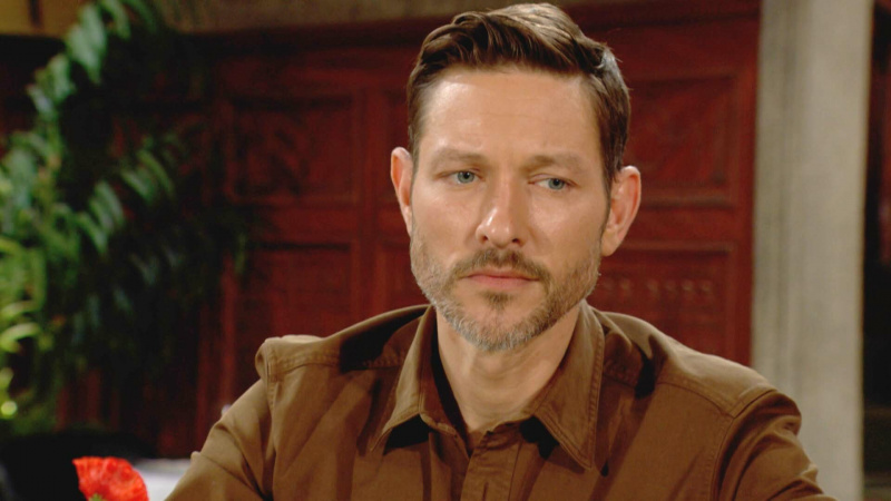   Michael Graziadei ako Daniel v hnedej košeli vo filme The Young and the Restless