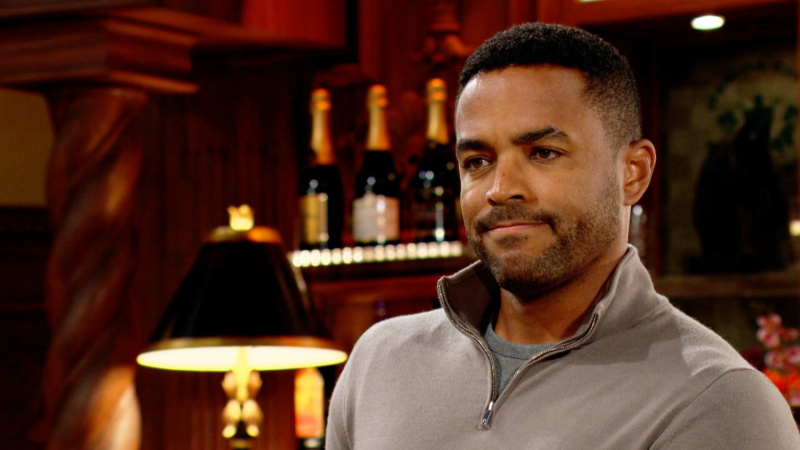   Sean Dominic ako Nate v hnedom svetri vo filme The Young and the Restless