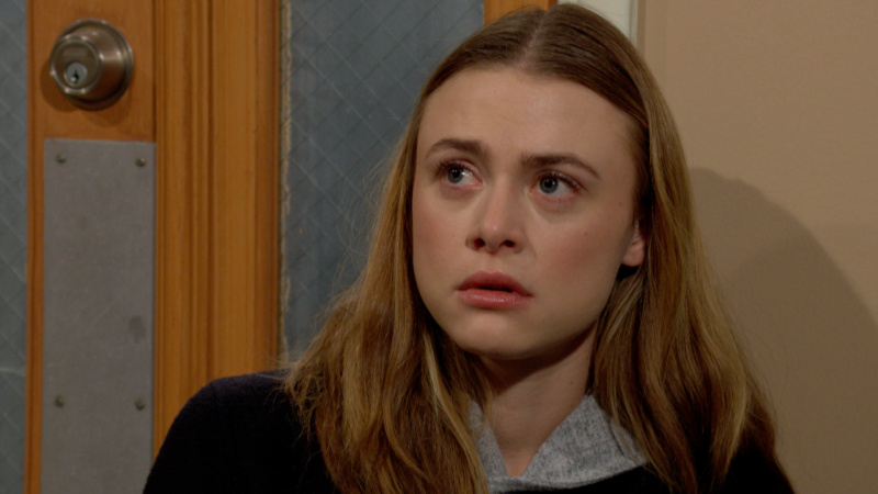   Hayley Erin ako Claire vystrašená vo filme The Young and the Restless
