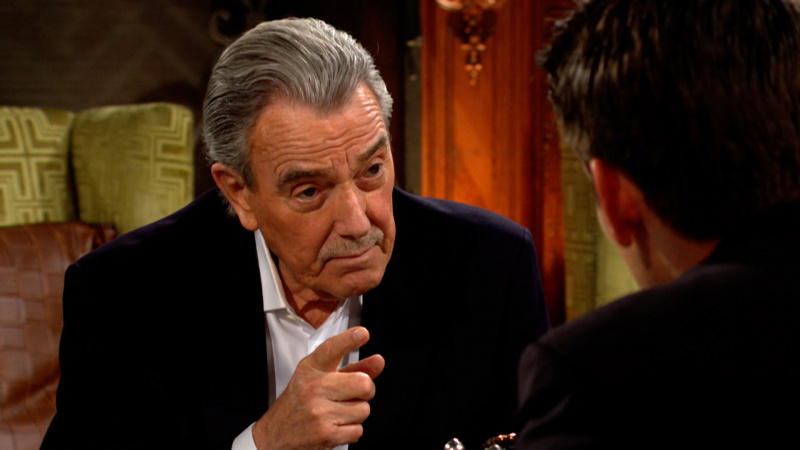   Eric Braeden ako Victor dáva niekomu prísny rozhovor v The Young and the Restless
