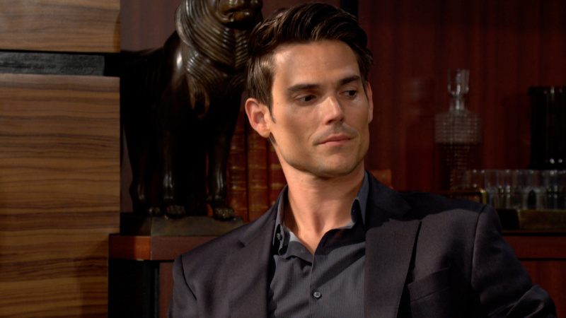   Mark Grossman ako Adam v tieni vo filme Mladí a nepokojní