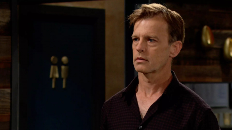   Trevor St. John ako Tucker v čiernom vo filme The Young and the Restless