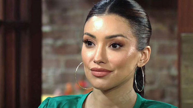   Zuleyka Silver kao Audra koja se smiješi u filmu Mladi i nemirni
