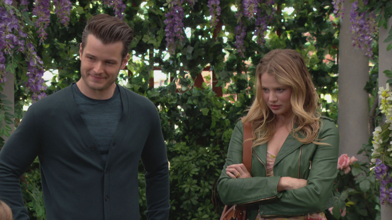   Michael Mealor และ Allison Lanier รับบทเป็น Kyle และ Summer ในสวนสาธารณะใน The Young and the Restless
