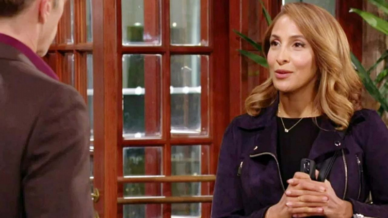 Christel Khalil ako Lily usmievavá a rozprávajúca sa s niekým vo filme The Young and the Restless