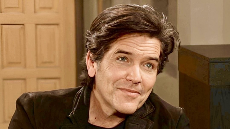   Michael Damian ยิ้มเป็น Danny ใน The Young and the Restless