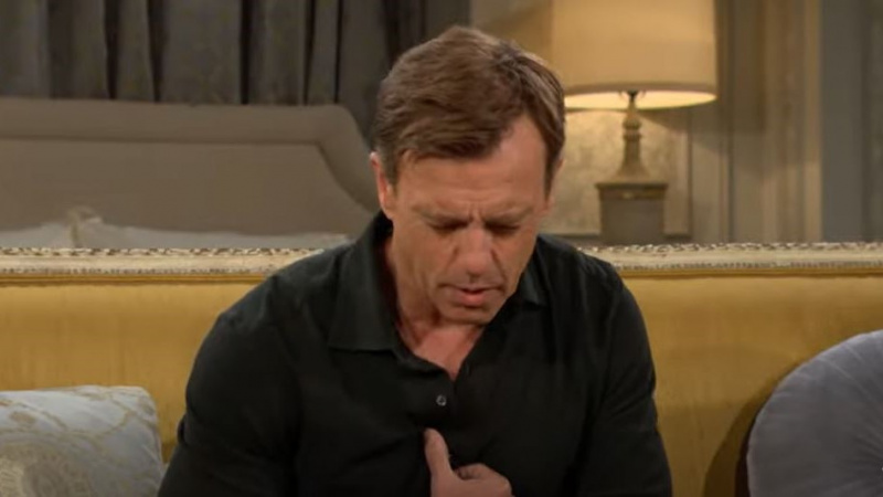 Trevor St. John ขณะที่ Tucker คว้าหน้าอกของเขาใน The Young and the Restless