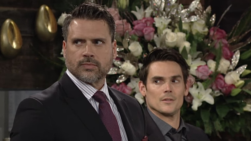   Joshua Morrow a Mark Grossman ako Nick a Adam stojaci vedľa seba vo filme The Young and the Restless