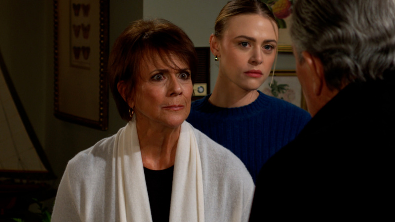   Colleen Zenk a Hayley Erin ako Jordan a Claire stoja vedľa seba vo filme The Young and the Restless
