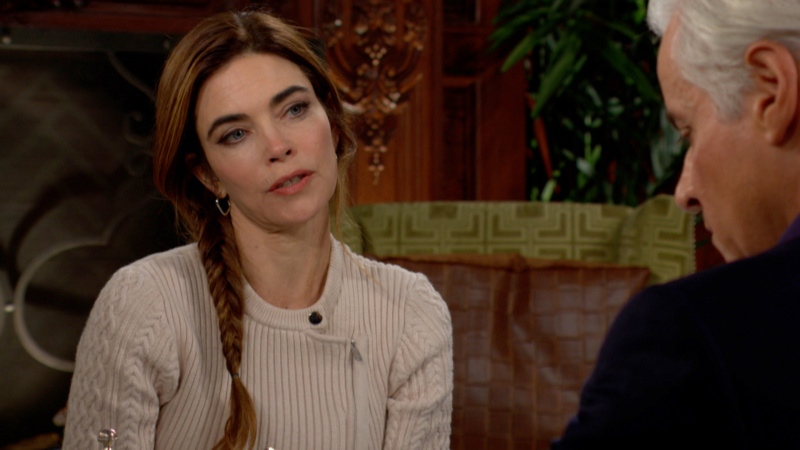   Amelia Heinle ako Victoria vyzerá znepokojene v The Young and the Restless