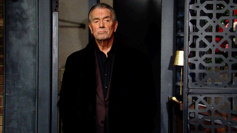   Eric Braeden รับบทเป็น Victor ยืนอยู่ตรงทางเข้าประตูใน The Young and the Restless