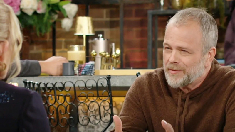Brian Gaskill ako Seth rozprávajúci vo filme The Young and the Restless