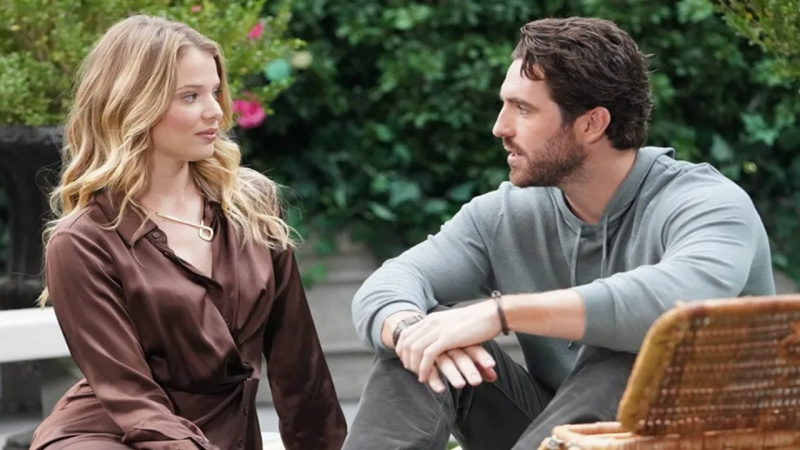   Allison Lanier a Connor Floyd ako Summer a Chance usmievajúci sa v parku vo filme The Young and the Restless