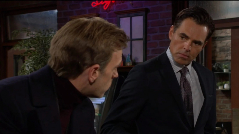   Trevor St. John et Jason Thompson dans le rôle de Tucker et Billy parlant dans The Young and the Restless