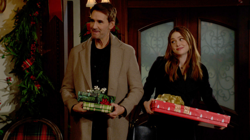  J. Eddie Peck et Hayley Erin dans le rôle de Cole et Claire portant des cadeaux dans Les Feux de l'Amour