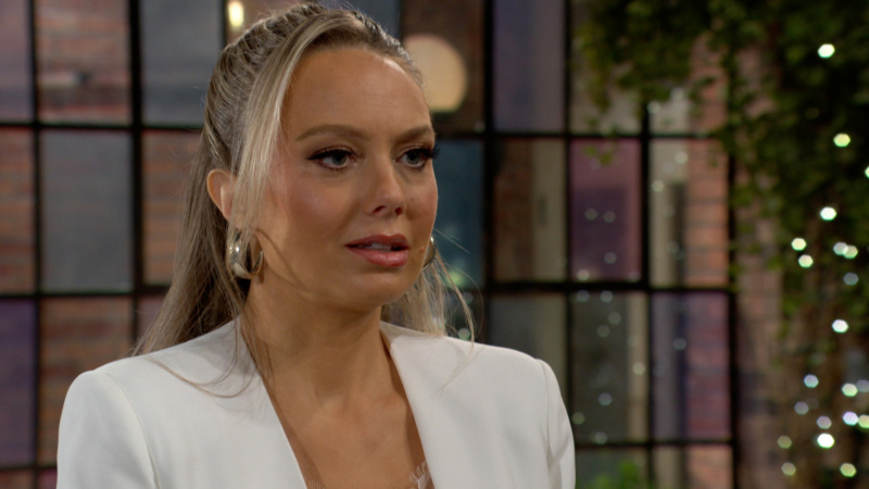   Melissa Ordway ako Abby v bielom vo filme The Young and the Restless