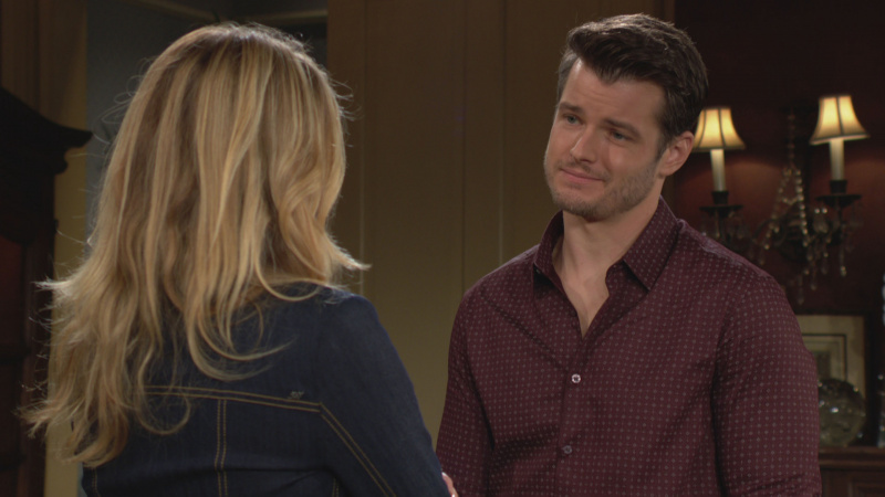   Michael Mealor, The Young and the Restless'ta bir kadına gülümseyen Kyle rolünde