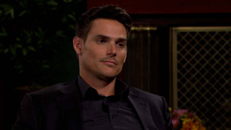Mark Grossman รับบทเป็น Adam ยิ้มเล็กน้อยใน The Young and the Restless