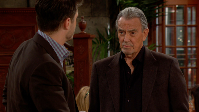   MIchael Mealor และ Eric Braeden รับบทเป็น Kyle และ Victor พูดคุยกันใน The Young and the Restless