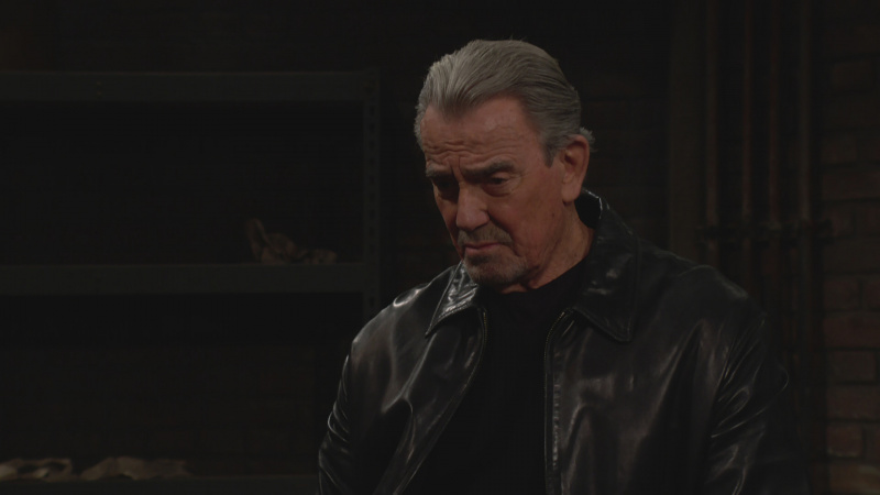   Eric Braeden รับบทเป็น Victor ในแจ็กเก็ตหนังสีดำใน The Young and the Restless