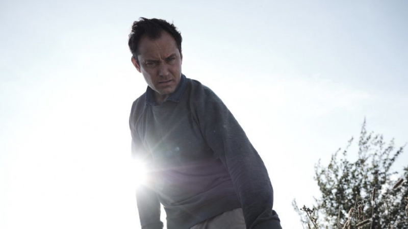 Jude Law gibt Vorschau auf „Intense“ und atmosphärischen Thriller „The Third Day“
