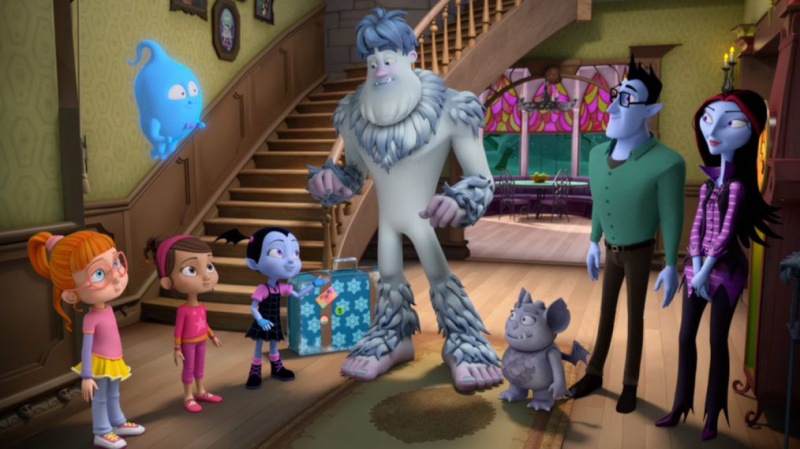 „Tai mes“ Chrisas Sullivanas filme „Vampirina“ vaidina pažeidžiamą bjaurų sniego senį (VIDEO)