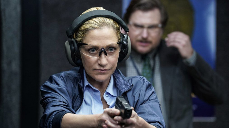 Edie Falco brinca com Tommy's Trust Issues & Family Drama