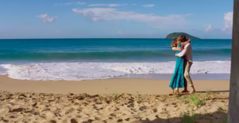  Martha และ Humphrey จูบกันบนชายหาด