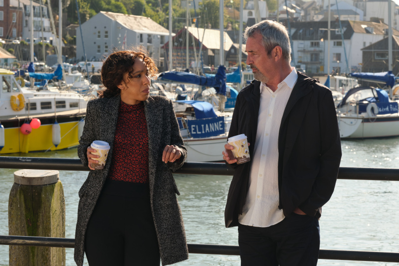   DS Jen Rafferty (Pearl Mackie) puhuu Christopher Reasleylle (Neil Morrissey) venesatamassa. He nojaavat taaksepäin turvakaiteisiin ja pitävät molemmilla kupillisia takeaway-kahvia.