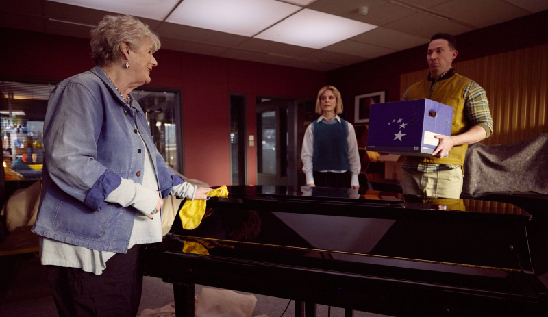   Professor Harriet Maven puhastab koos Jacki ja Nikkiga oma klaverit filmis Silent Witness, 28. hooaeg