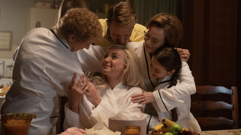  Helen George într-un halat alb în rolul Trixie este îmbrățișată de Linda Bassett în rolul asistentei Crane, Christopher Harper în rolul lui Geoffrey, Laura Main în rolul Shelagh și Francesca Fullilove în rolul Collette în Call the moafe