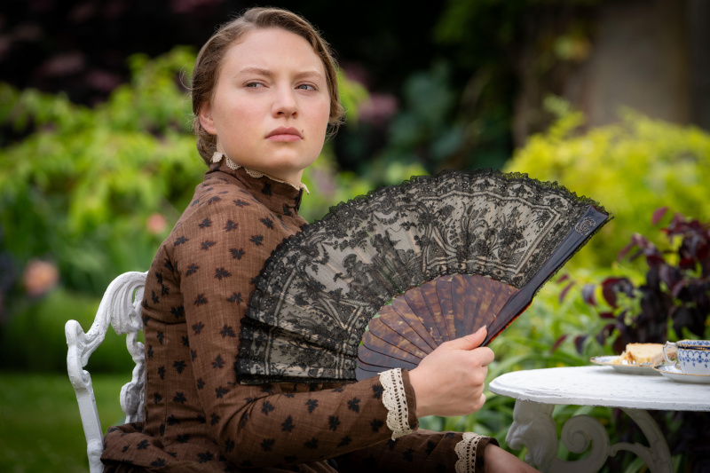   Mia Threaplton dans le rôle d'Honoria Marable.