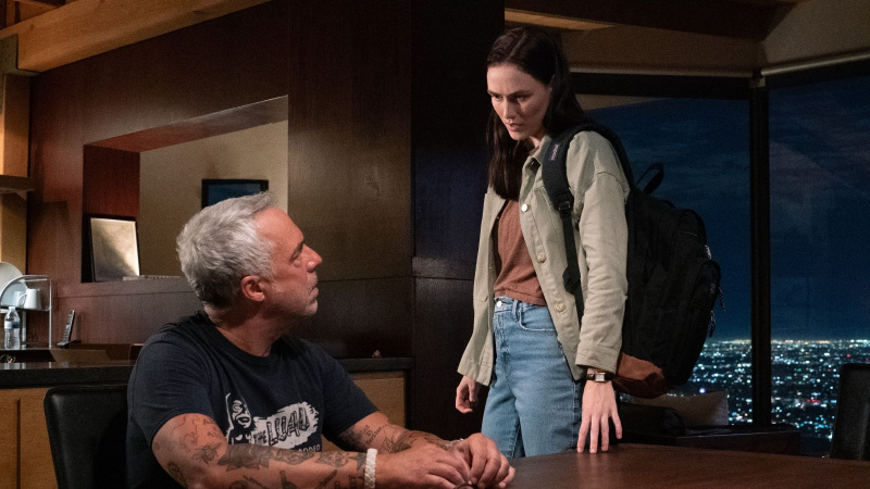 Titus Welliver a Madison Lintz vo filme Bosch: Legacy