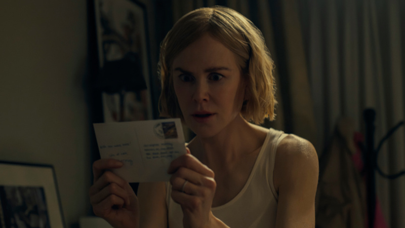 Маргарет (Николь Кидман) держит открытку в третьем эпизоде сериала «Экспаты».