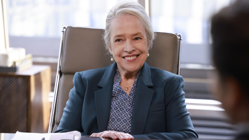 Kathy Bates, Matlock'un 6. bölümünde gülümseyen Madeline Matlock rolünde