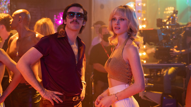   Dan Stevens และ Nicola Pentz Beckham ใน Welcome to Chippendales