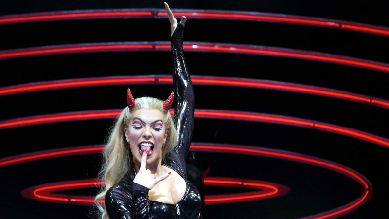   Hannah Waddingham în costum de Satan pe scenă în Tonight's the Night in 2003.