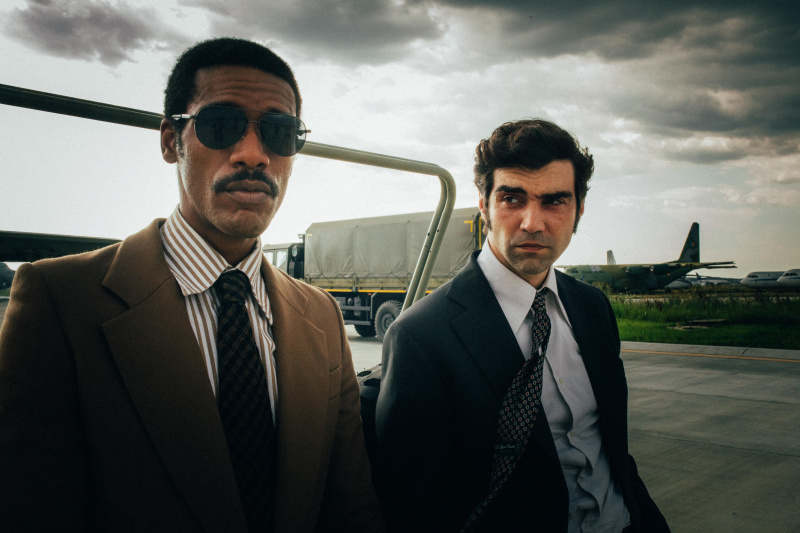   Spy/Master é estrelado por Alec Secăreanu e Parker Sawyers.