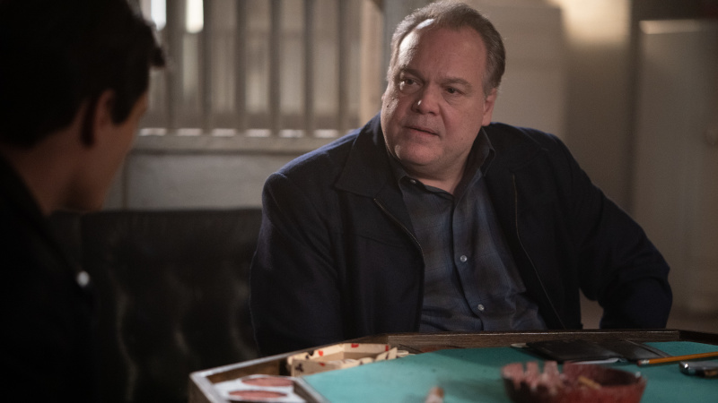   Vincent D'Onofrio Vincent Gigantena istumassa pöydän ääressä Godfather of Harlem -kaudella 2