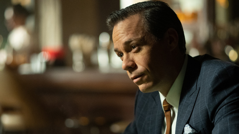   Michael Raymond-James Joe Colombona istumassa Godfather of Harlem -kaudella 3