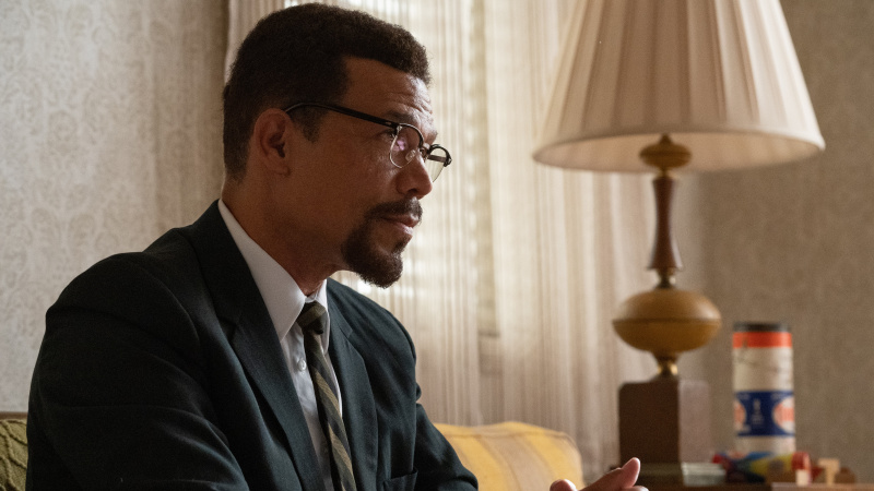   Jason Alan Carvell Malcolm X:nä istumassa olohuoneessaan Godfather of Harlemin kaudella 3