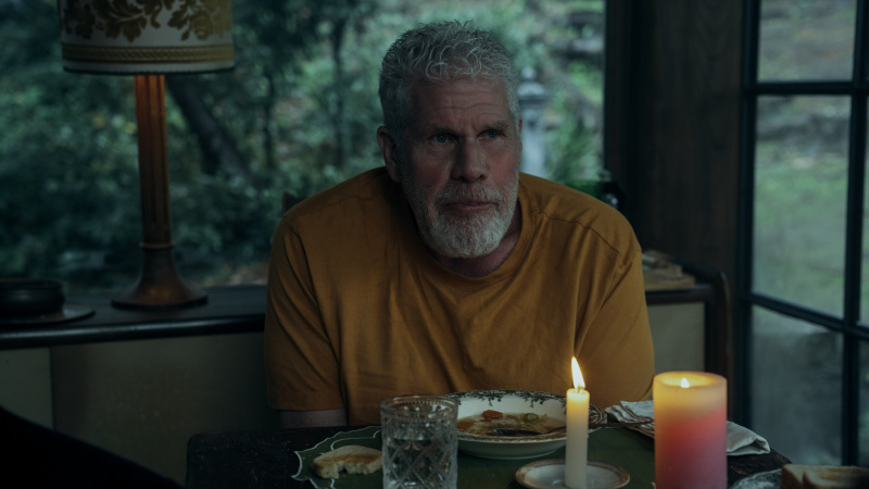   Bay ve Bayan Smith 5. bölümde Toby Hellinger (Ron Perlman) yemek masasında.