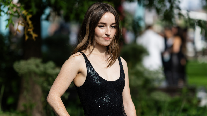   Kaitlyn Dever ดาราจาก The Last Of Us ซีซั่น 2 สวมชุดสีดำที่งานแฟชั่นโชว์ Michael Kors ใน New York Fashion Week: The Shows ที่ Domino Park เมื่อวันที่ 11 กันยายน 2023