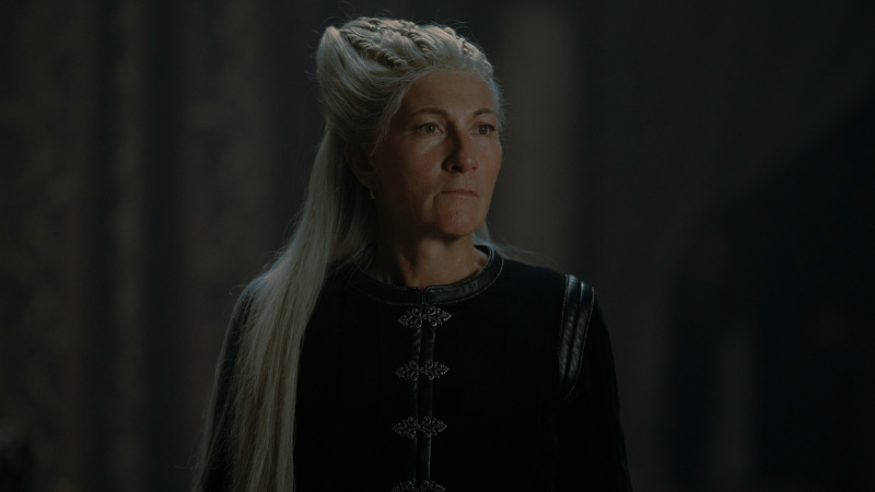   Rhaenys (Eve Best) siyah bir pelerin giymiş.