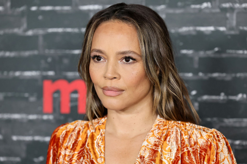   Carmen Ejogo Lorna'yı canlandırıyor.
