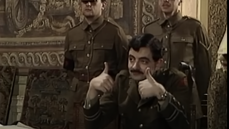  Rowan Atkinson daje palčeve Stephenu Fryju dok snimaju Blackadder Goes Forth
