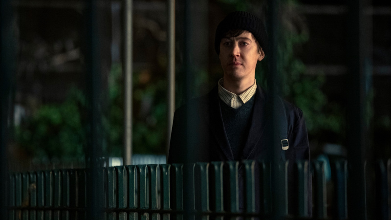   Ο Will (Alex Sharp) στέκεται δίπλα σε έναν φράχτη στο 3 Body Problem
