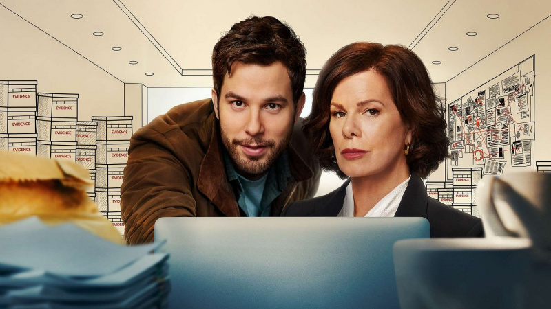   Skylar Astin ca Todd și Marcia Gay Harden ca Margaret în So Help Me Todd privind la un monitor de computer și înconjurat de cutii de dovezi