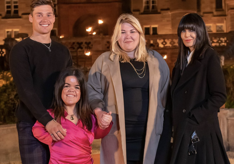   Traitors UK kazananları Claudia Winkleman'la poz veriyor.